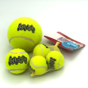 כדורי טניס מצפצפים לכלבים קונג סקוויקר – KONG SqueakAir