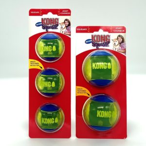 KONG Squeezz Action Ball – כדור קונג קפיצי עם צפצפה