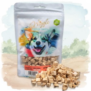 חטיף אילוף טבעי וטופר של חברת וויגל בטעם סלמון, אריזה שקופה עם קוביות דג פריכות.