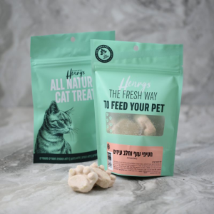 אריזת חטיפי הנריס בצבע ירוק מנטה עם איור חתול, טעם עוף וחלב עיזים.