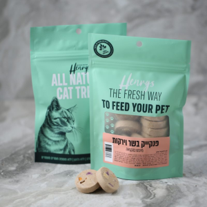 אריזת חטיפי הנריס פנקייק בשר וירקות, קוביות עגולות ושטוחות של בשר מיובש בהקפאה נראות מבעד לחלון השקיפות.