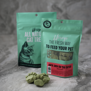 חטיף פינוק טבעי לחתול ולכלב מבית הנריס. עוף איכותי בתוספת עשב חיטה ושמן דגים. 55% חלבון, ללא דגנים. מסייע לעיכול ולמראה הפרווה.