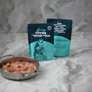 אריזת מעדן הנריס בצבע טורקיז וכהה עם איור חתול, מחית עוף ובקר לחתול.