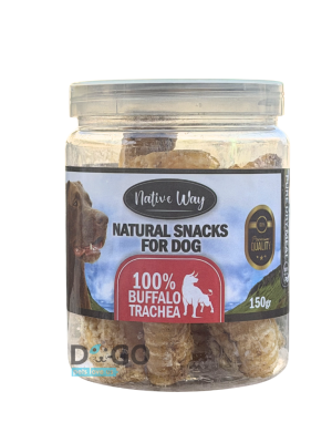 אריזת חטיפי לעיסה טבעיים של NATIVE WAY המכילה קנה נשימה באפלו מיובש בתוך צנצנת שקופה.