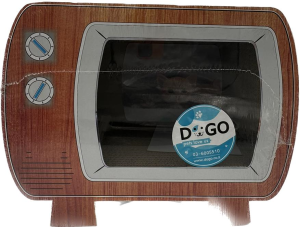 משטח גירוד ומסתור לחתול בצורת טלוויזיה